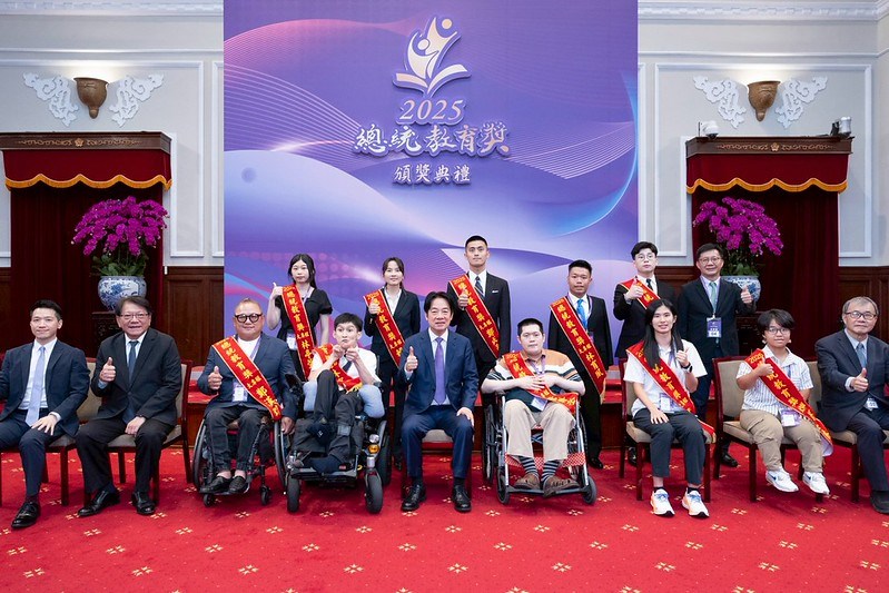 Para peraih Penghargaan Pendidikan Presiden Taiwan 2025 jejang perguruan tinggi dari Presiden Lai Ching-te (depan, kelima dari kiri), termasuk Hsu Hung-wei (belakang, kedua dari kanan) di panggung pada 4 Juli 2025. (Sumber Foto : Kantor Kepresidenan)