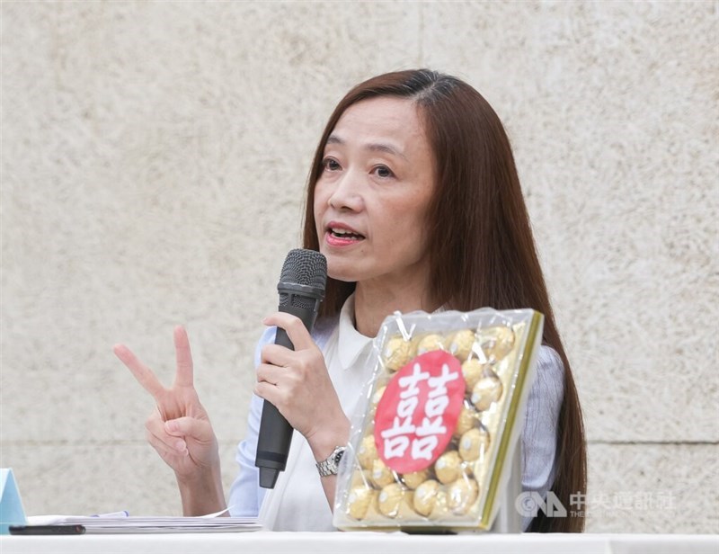 Huang memberikan pengarahan tentang cuti menikah berbayar yang diperpanjang untuk pekerja. (Sumber Foto : CNA, 17 September 2026)