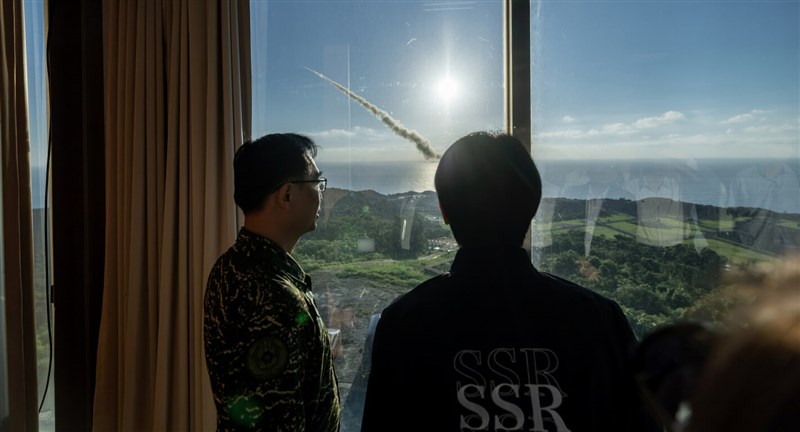 Presiden Lai Ching-te (kanan) menyaksikan simulasi latihan di Kabupaten Pingtung pada hari Jumat.  (Sumber Foto : Kantor Kepresidenan, 18 September 2026)