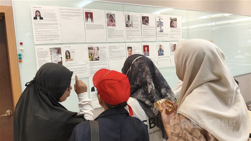 Anggota SBIPT melihat materi kampanye para kandidat pengurus periode 2026-2028. (Sumber Foto : CNA, 20 September 2026)