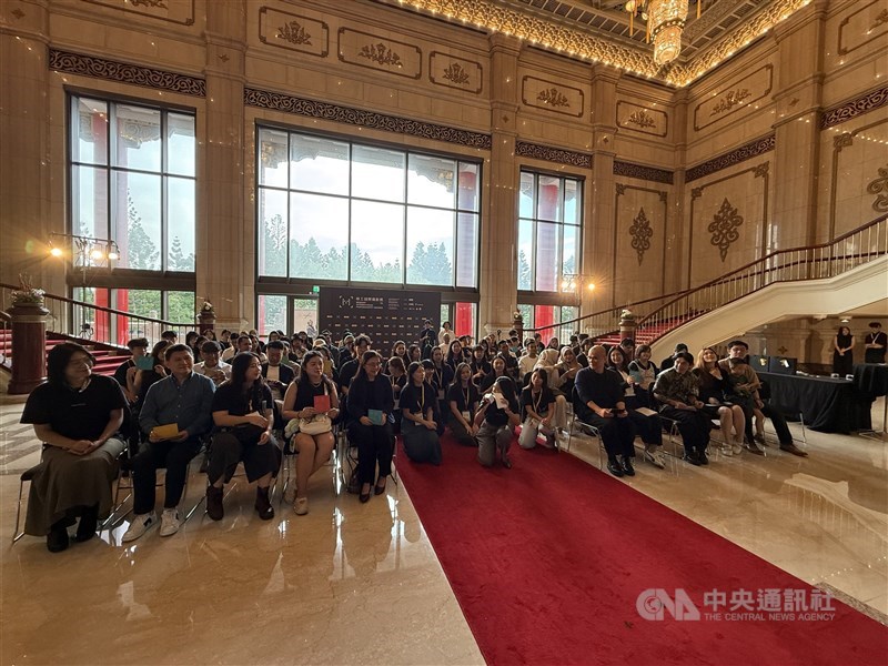 Para hadirin berfoto bersama di akhir acara. (Sumber Foto : CNA, 20 September 2026)