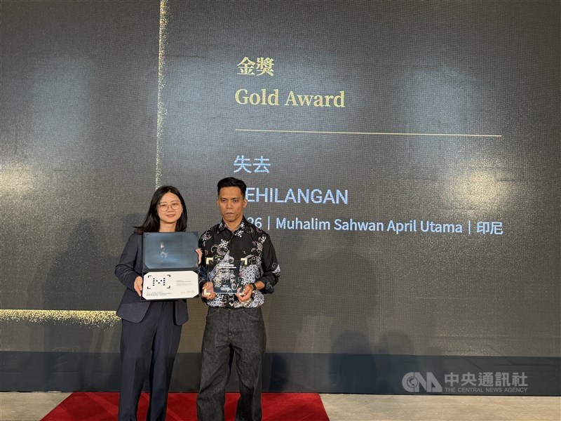 Nuhalim menerima penghargaan juara 1 (emas) Migrant International Photography Award. (Sumber Foto : CNA, 20 September 2026)
