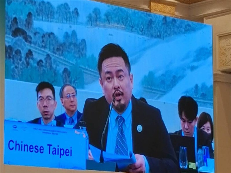 Menteri Ketenagakerjaan Hung Sun-han berbicara pada Pertemuan Menteri Pengembangan Sumber Daya Manusia APEC kedelapan di Nanjing, Tiongkok, pada Senin, dengan papan nama bertuliskan "Chinese Taipei" di depannya. (Sumber Foto : MOL)
