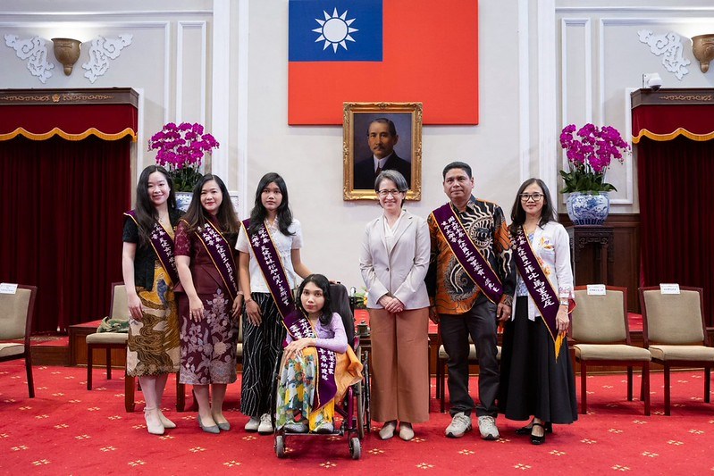 Wakil Presiden Hsiao Bi-khim (ketiga dari kanan) dan peraih penghargaan Fervent Global Love of Lives Award ke-29 di Kantor Kepresidenan, Jumat. (Sumber Foto : Kantor Kepresidenan)