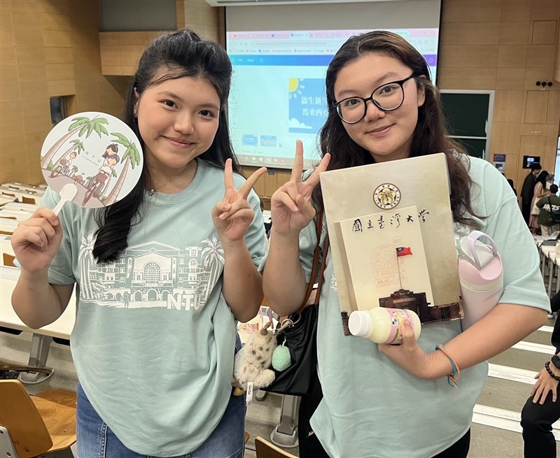 Li Ai-ling (kanan) mahasiswa baru NTU asal Indonesia menghadiri sosialisasi NIA. (Sumber Foto : NIA)