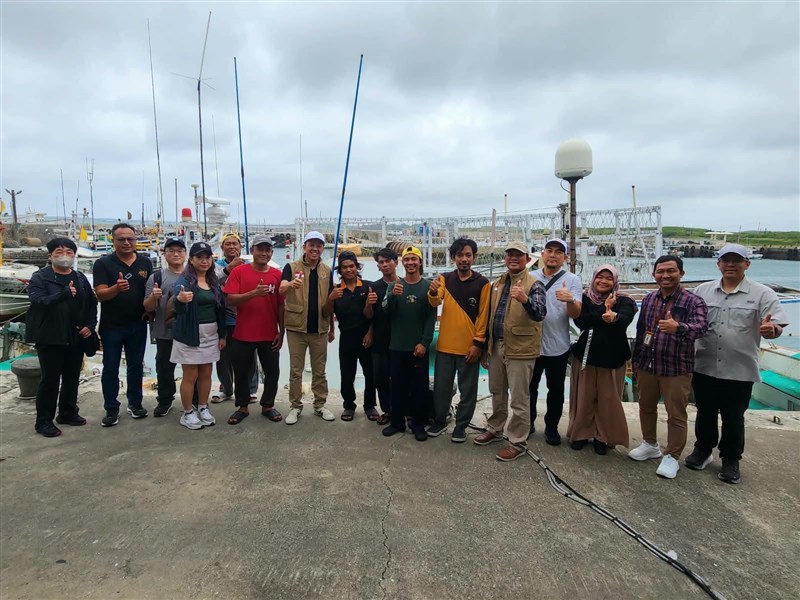 KDEI Taipei bersama jajarannya berfoto bersama ABK Penghu di pelabuhan Magong. (Sumber Foto : KDEI Taipei).