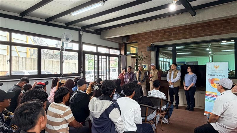 Perwakilan KDEI Taipei berdiri di depan para pengunjung mobile service di Penghu untuk melakukan sosialisasi. (Sumber Foto : KDEI Taipei).