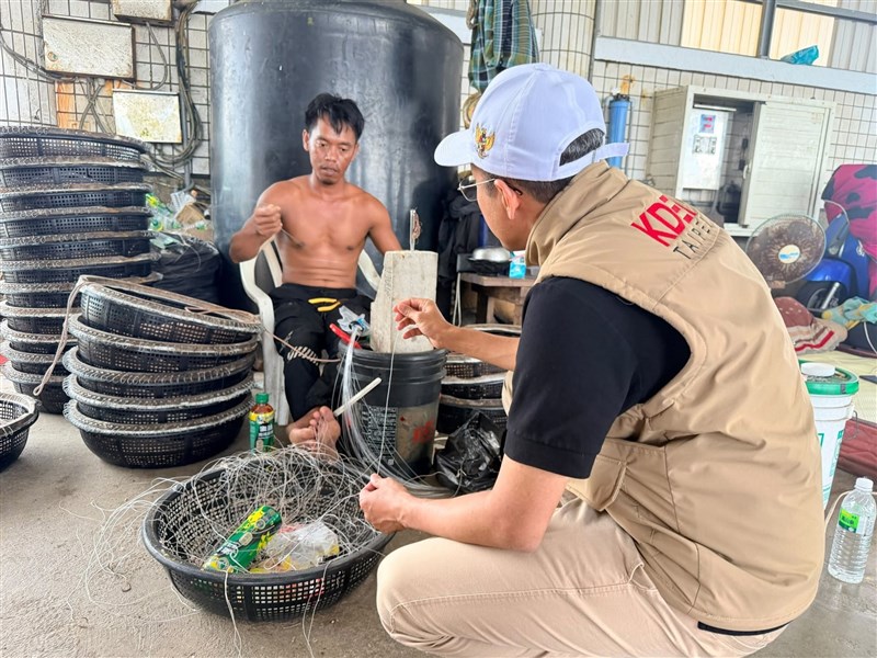 Arif Sulistiyo, kepala KDEI berbincang bersama salah satu ABK Penghu. (Sumber Foto : KDEI Taipei).