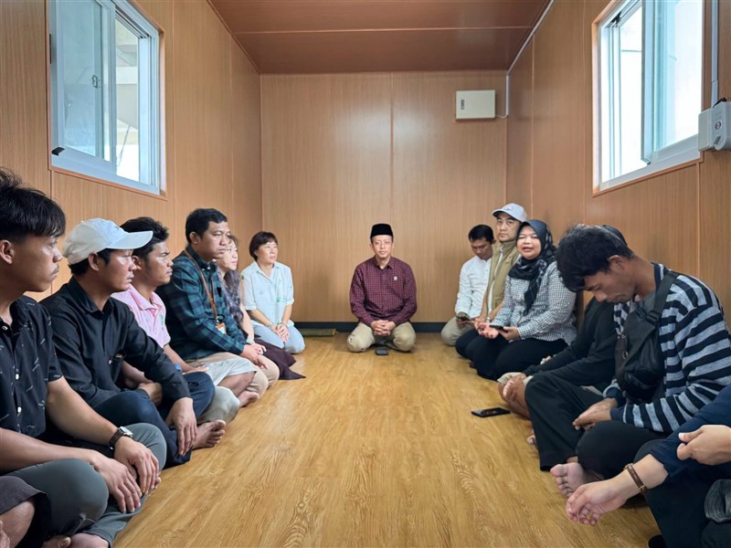 KDEI Taipei berdialog bersama ABK Penghu di dalam kontainer yang diubah menjadi musala. (Sumber Foto : KDEI Taipei).