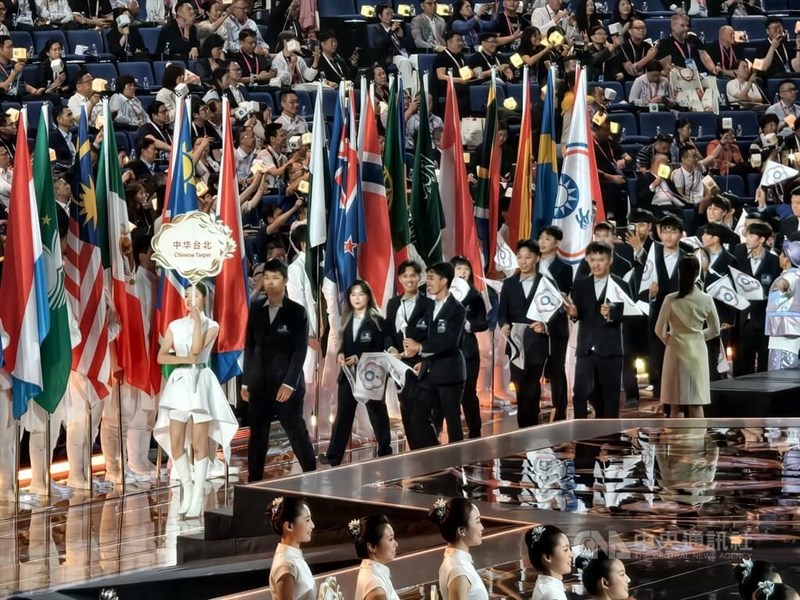 Delegasi Taiwan memasuki upacara pembukaan WorldSkills Competition ke-48 di Shanghai pada Selasa malam. (Sumber Foto : CNA, 23 September 2026)