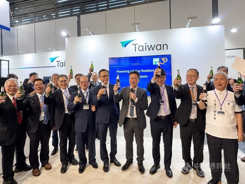 Menteri Transportasi Chen Shih-kai (keempat dari kanan) dan Ditjen Biro Perkeretaapian Young Cheng-chung (ketiga dari kanan) bersama perwakilan industri bersulang untuk membuka paviliun nasional pertama Taiwan di InnoTrans di Berlin pada Selasa. (Sumber Foto : CNA, 23 September 2026)