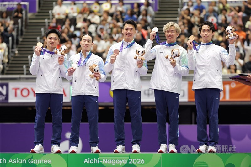 Pesenam Taiwan, dari kiri: Chuang Chia-lung, Hung Yuan-hsi, Tang Chia-hung, Lee Chih-ka, dan Tang Chia-hung menyabet medali perunggu beregu putra senam artistik Asian Games Aichi-Nagoya 2026. (Sumber Foto : CNA, 23 September 2026)