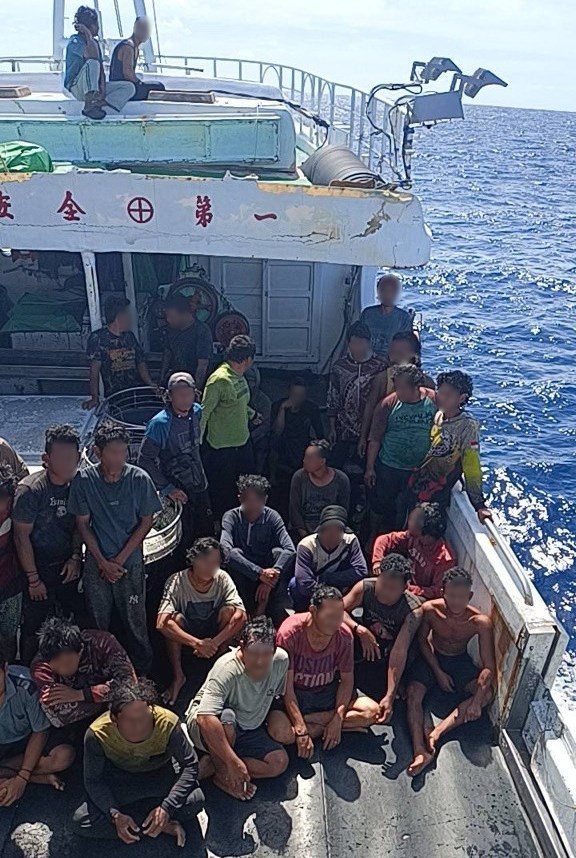 Para kru berkewarganegaraan Indonesia di kapal KM. REAL ANSON yang diselamatkan kapal Taiwan, Wen Hung Dar hari Rabu. (Sumber Foto : Direktorat Jenderal Perikanan)