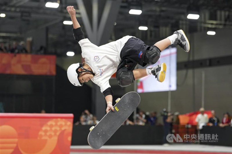 Pemain Skateboard Taiwan Max Ku berkompetisi dalam kompetisi skateboard park di Asian Games 2026 di Nagoya, Jepang pada Jumat. (Sumber Foto : CNA, 25 September 2026)