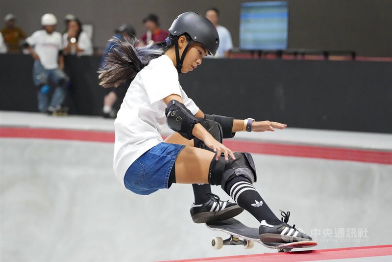 Pemain skateboard Taiwan, Yvonne Lin, berkompetisi dalam kompetisi skateboard park di Asian Games 2026 di Nagoya, Jepang pada hari Jumat. (Sumber Foto : CNA, 25 September 2026)