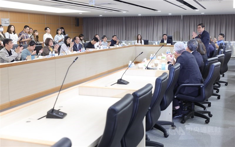 Sidang Komite Peninjauan Upah Minimum yang mempertemukan perwakilan pemerintah, pekerja, pengusaha, dan pakar pada Kamis. (Sumber Foto : CNA, 24 September 2026)