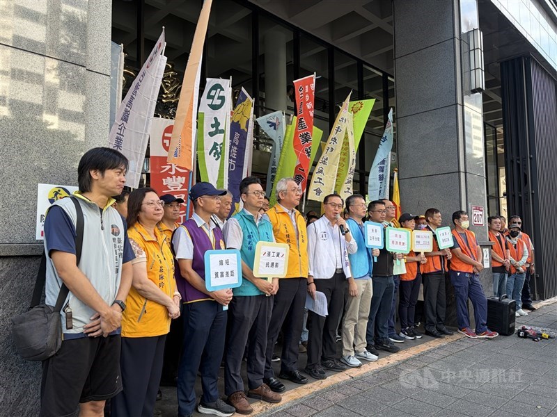 Ketua Konfederasi Serikat Pekerja Taiwan, Tai Kuo-jung (rompi putih) berorasi di aksi sejumlah kelompok pekerja sebelum sidang Komite Peninjauan Upah Minimum pada Kamis. (Sumber Foto : CNA, 24 September 2026)