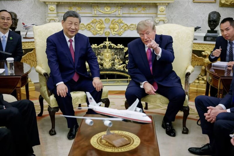 Presiden Tiongkok Xi Jinping (kiri) bertemu Presiden Amerika Serikat Donald Trump di Gedung Putih pada Kamis. (Sumber Foto : Reuters)