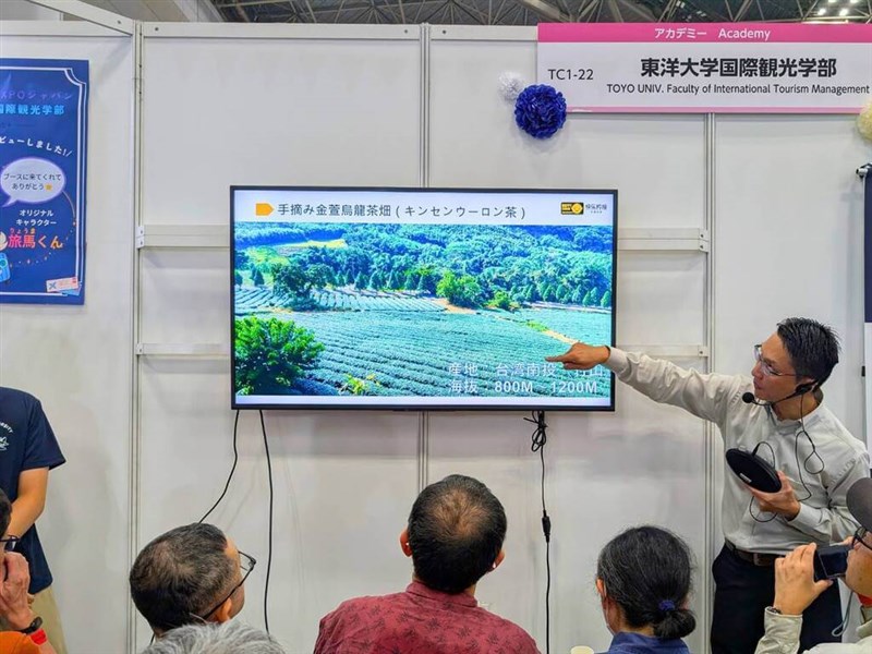 Perwakilan Happy Lemon, Lin Tai-yi, mengadakan seminar teh Taiwan. (Sumber Foto : Lin Tai-yi)