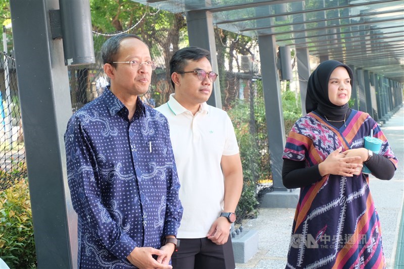 Kepala KDEI Taipei, Arif Sulistiyo (ujung kiri) bersama Ketua PPI Taiwan Nurul Dzakiyyah memantau jalannya pertandingan bola basket di Sporture 2026 yang digelar di NTUST, 26 September 2026. (Sumber foto: CNA)