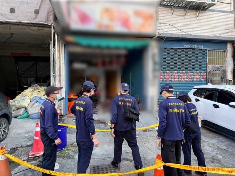 Para penyidik tempat kejadian perkara dari Departemen Kepolisian Kota Kaohsiung tiba di sebuah spa kesehatan yang sudah tidak beroperasi di Distrik Fengshan untuk mengumpulkan barang bukti pada hari Senin. Foto milik Kepolisian Fongshan.