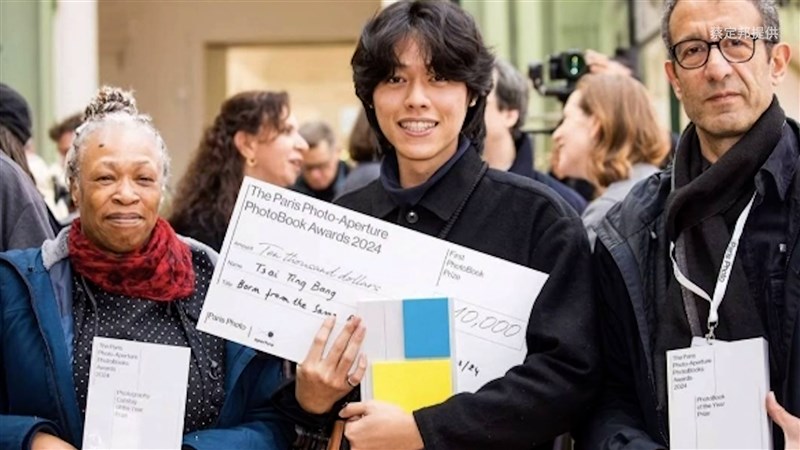 Tsai Ting-bang (tengah) usai memenangkan Penghargaan Buku Foto Pertama di Paris Photo–Aperture PhotoBook Awards di Paris pada 2024. (Sumber Foto : Tsai Ting-bang)
