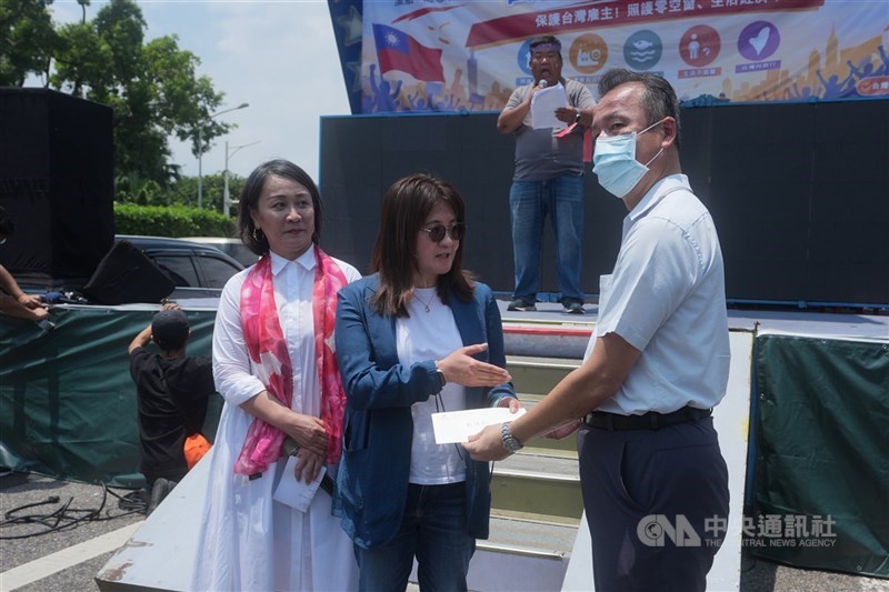 Ketua asosiasi majikan, Heidi Chang (tengah) di aksi "Hari Pemberi Kerja" di depan Kantor Kepresidenan pada 2 Mei 2026. (Sumber Foto : Dokumentasi CNA)
