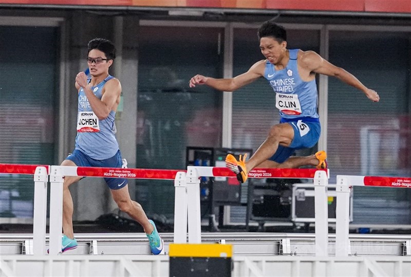 Pelari gawang Taiwan Lin Chung-wei (kanan) dan Chen Jian-rong berlaga di nomor 400 meter putra pada Senin. (Sumber Foto : CNA, 28 September 2026)