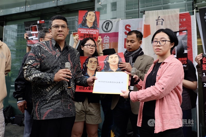 Perwakilan KDEI Taipei menerima surat yang diberikan perwakilan aksi solidaritas untuk Andrie Yunus pada 27 Maret 2026. (Sumber Foto : Dokumentasi CNA)