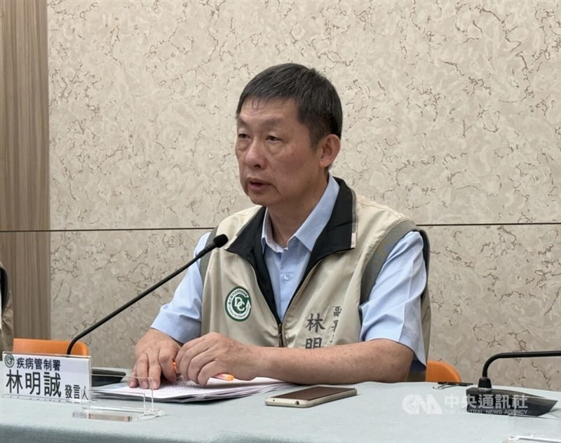 Juru bicara CDC, Lin Ming-cheng, memberikan pembaruan tentang situasi flu di Taiwan selama konferensi pers rutin pada Selasa. (Sumber Foto : CNA, 29 September 2026)