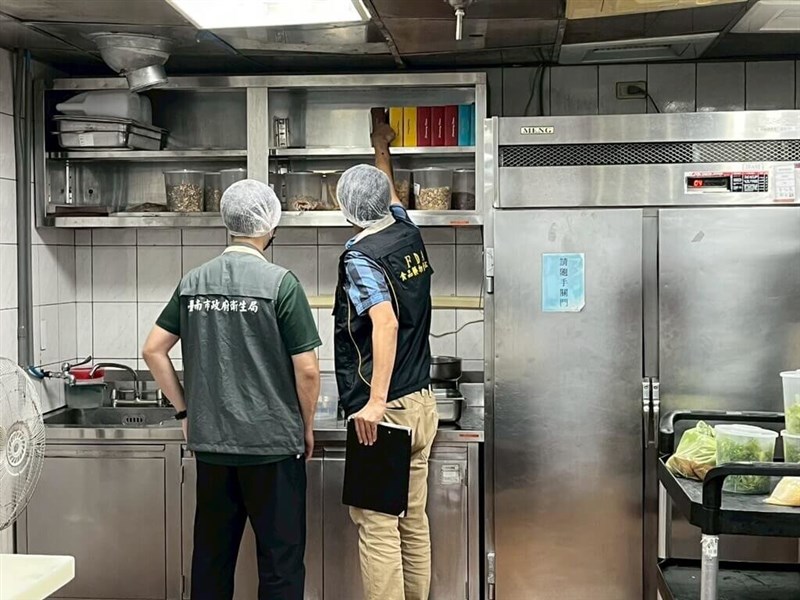 Pejabat kesehatan melakukan inspeksi di sebuah hotel di Tainan dalam foto tanpa tanggal. (Sumber Foto : TFDA)
