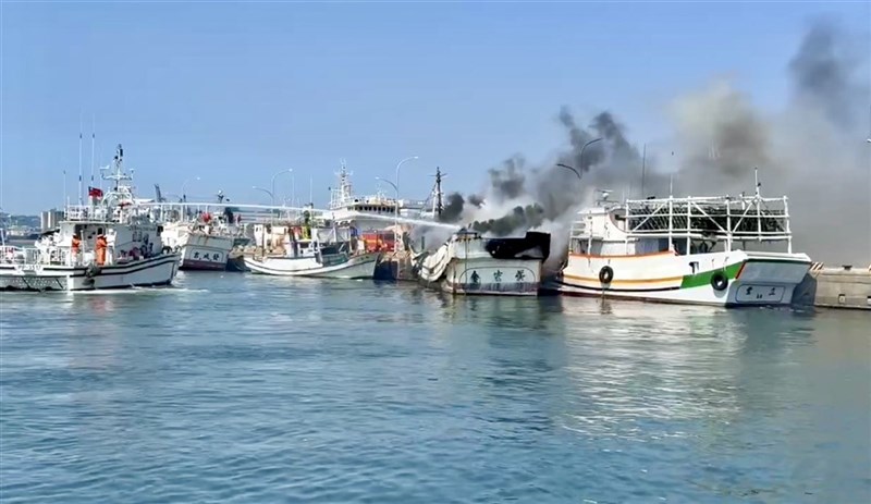 Kebakaran kapal perikanan di Pelabuhan Perikanan Cijin, Kaohsiung hari Rabu. (Sumber Foto : Dok. Istimewa)