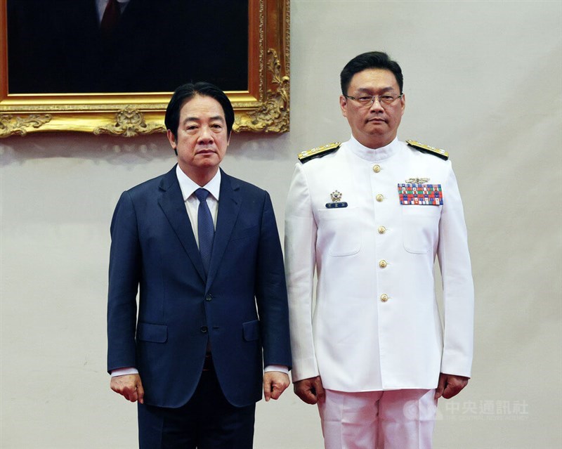 Presiden Lai Ching-te (kiri) dan Wakil Laksamana Angkatan Laut Yuan Sheng-hua (kanan) di Kantor Kepresidenan pada hari Kamis. (Sumber Foto : CNA, 1 Oktober 2026)
