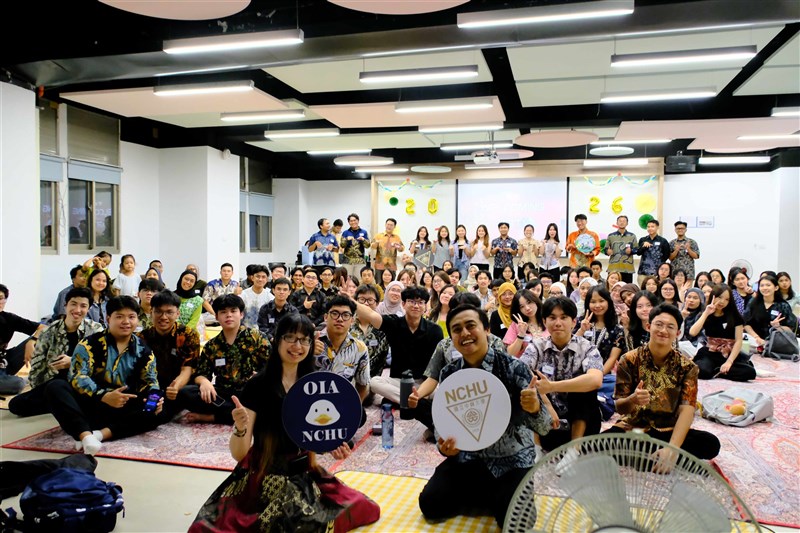 Lebih dari 100 mahasiswa Indonesia memadati gedung Student Activity Center NCHU pada Jumat malam (2/10) untuk menghadiri acara "2026 Fall Indonesian Newcomers Welcoming Party". (Sumber Foto : PPI NCHU) 