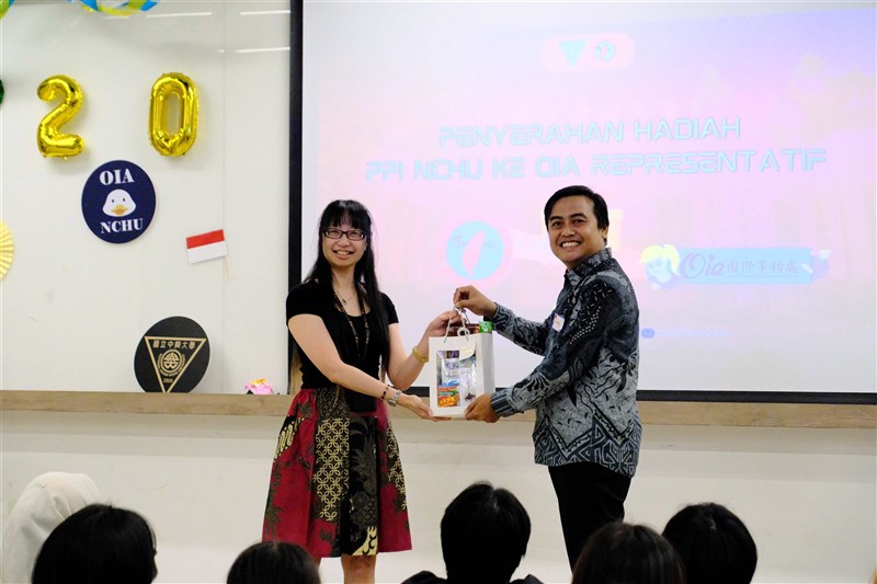  Melody Wu, perwakilan dari OIA NCHU (kiri) menerima bingkisan dari Ketua PPI NCHU, Anang Nur Ardiyanto (kanan). (Sumber Foto : PPI NCHU) 