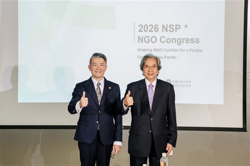 Wakil Kepala Departemen Urusan Internasional NGO di Kementerian Luar Negeri Taiwan (MOFA), Kang Chia-chi (kiri) dan Ketua TAEF Michael Hsiao dalam acara Kongres NSP+NGO 2026 di Taipei, 8 Oktober 2026. (Sumber foto: TAEF)