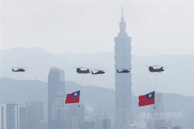 Perayaan Hari Nasional Republik Tiongkok (ROC) ke-115 dimulai pada pagi hari tanggal 10 Oktober di depan Gedung Kantor Kepresidenan. Sebuah helikopter angkut CH-47SD Chinook Angkatan Darat yang membawa bendera nasional raksasa, bersama dengan helikopter UH-60M Black Hawk, membentuk armada pengibaran bendera, terbang di atas Taipei 101 menuju Gedung Kantor Kepresidenan. (Sumber foto: CNA, 10 Oktober 2016)