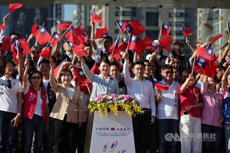 Wali Kota Taichung, Lu Shiow-yen, dan lainnya melambaikan bendera negara pada upacara pengibaran bendera di depan Balai Kota Taichung hari Sabtu. (Sumber Foto : CNA, 10 Oktober 2026)