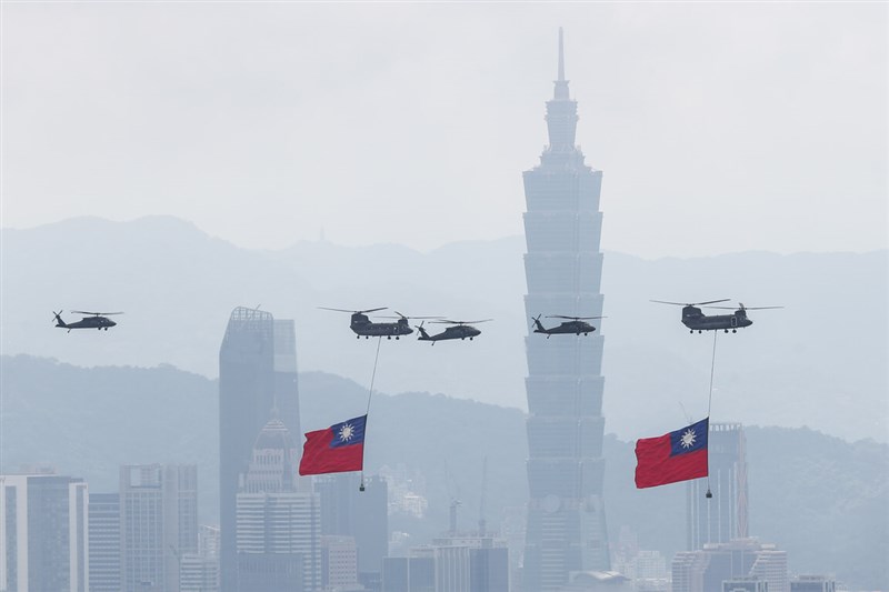 Perayaan Hari Nasional Republik Tiongkok (ROC) ke-115 dimulai pada pagi hari tanggal 10 Oktober di depan Gedung Kantor Kepresidenan. Sebuah helikopter angkut CH-47SD Chinook Angkatan Darat yang membawa bendera nasional raksasa, bersama dengan helikopter UH-60M Black Hawk, membentuk armada pengibaran bendera, terbang di atas Taipei 101 menuju Gedung Kantor Kepresidenan. (Sumber foto: CNA, 10 Oktober 2016)
