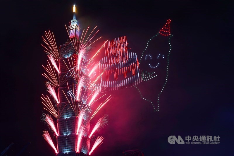 Pertunjukan kembang api dan drone Taipei 101 yang memperingati Hari Nasional ke-115, Sabtu malam. (Sumber Foto : CNA, 10 Oktober 2026)