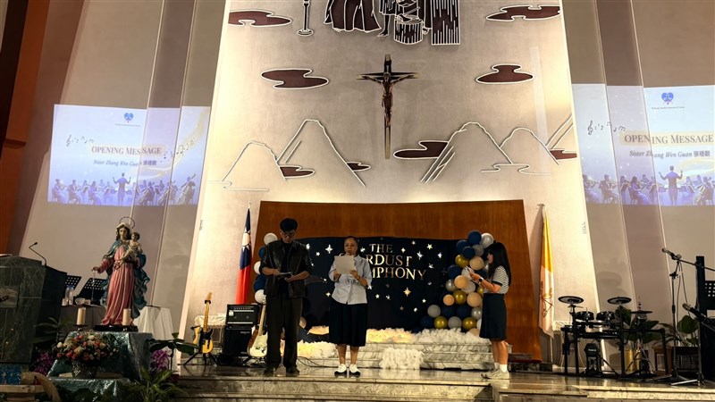 Meski digelar di dalam gereja Katolik, penonton yang memadati ruang acara tidak hanya datang dari komunitas Kristen atau Katolik, melainkan lintas agama. (Sumber Foto : Istimewa).