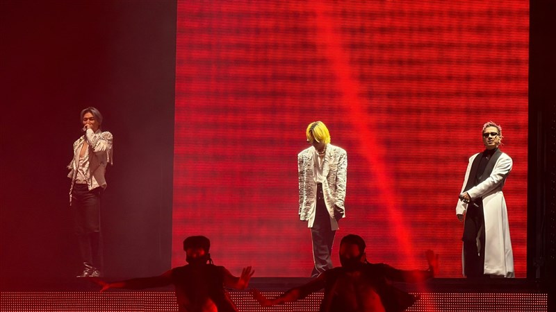 Dari kiri: Daesung, GD, Taeyang mengguncang Taipei Dome dalam tur dunia "2026-2027 World Tour XX: Cosmos" BigBang di Taipei. (Sumber Foto : Kontributor Pribadi)