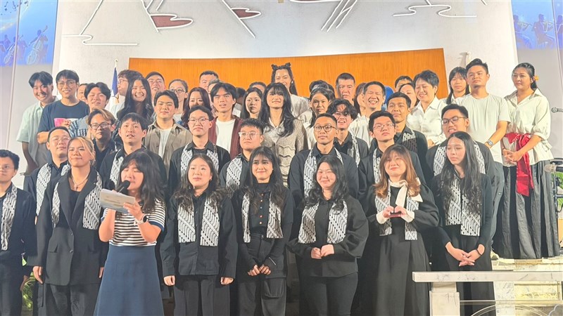 Choir yang berada dalam konser amal lintas agama bertajuk "The Stardust Symphony". (Sumber Foto : Istimewa).