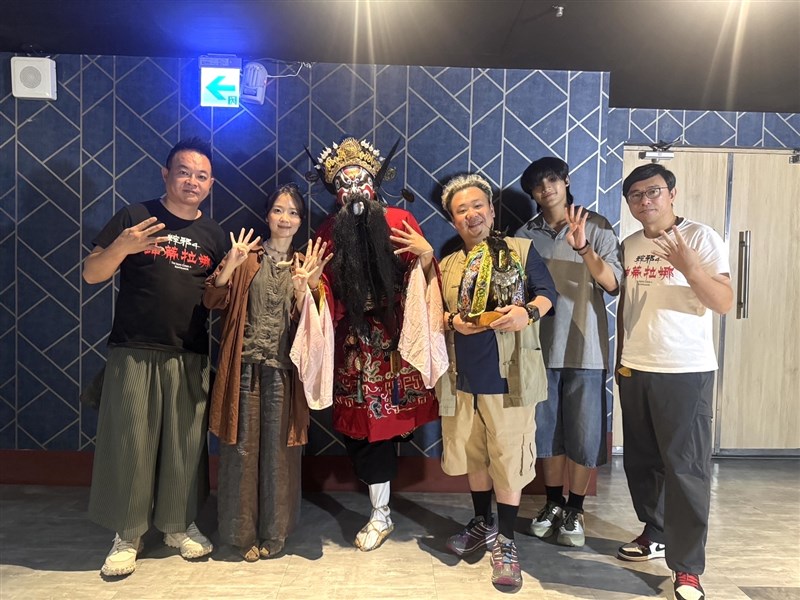 Pemeran, sutradara, produser, dan ahli ritual Zhong Kui berfoto bersama. (Sumber Foto : WOWing Entertainment Group)