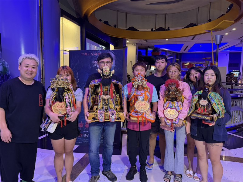 Sejumlah penonton membawa dewa-dewi di rumah mereka dan berfoto bersama sutradara Liao Shih-han (ketiga dari kiri) yang membawa Zhong Kui dan pemeran Hangee Liu (kiri). (Sumber Foto : WOWing Entertainment Group)