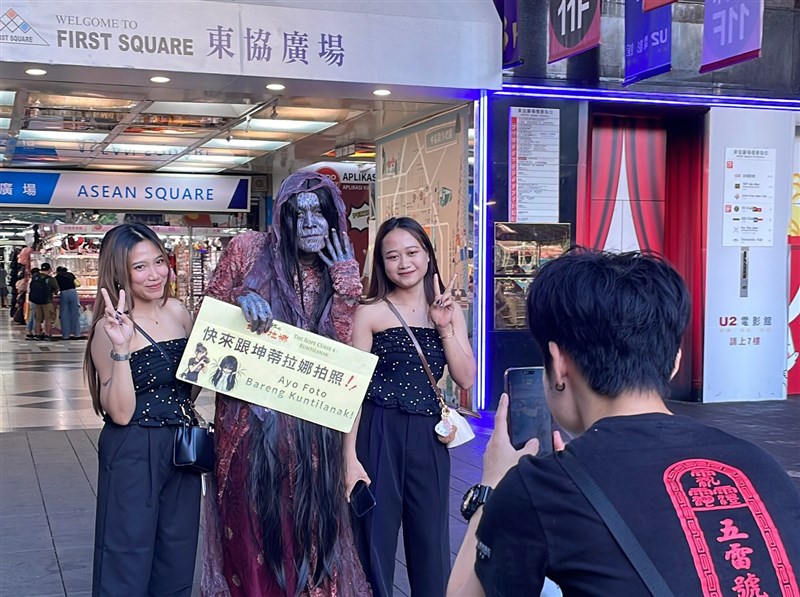 Cosplay kuntilanak (tengah) berfoto bersama di ASEAN Square, Taichung. (Sumber Foto : WOWing Entertainment Group)