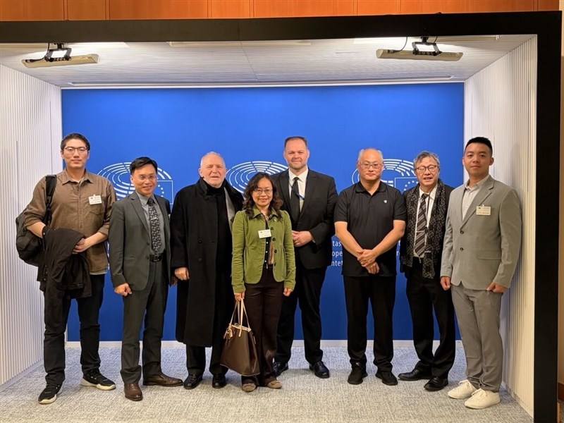 Aktivis Taiwan Lee Ming-che (ketiga dari kanan) dan utusan Taiwan untuk Uni Eropa dan Belgia Shieh Jhy-wey (kedua dari kanan) berpose untuk foto bersama selama kunjungan ke Parlemen Eropa pada hari Selasa. (Sumber Foto : Dokumentasi Asosiasi New School for Democracy yang berbasis di Taiwan). 