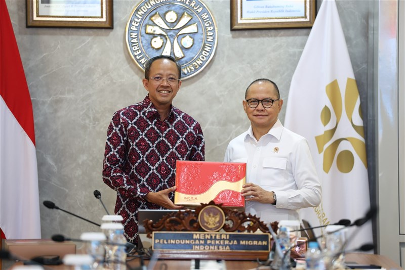 Menteri Pelindungan Pekerja Migran Indonesia, Mukhtarudin (kanan) dan Kepala KDEI Taipei Arif Sulistiyo di Jakarta, Selasa. (Sumber Foto : KP2MI)