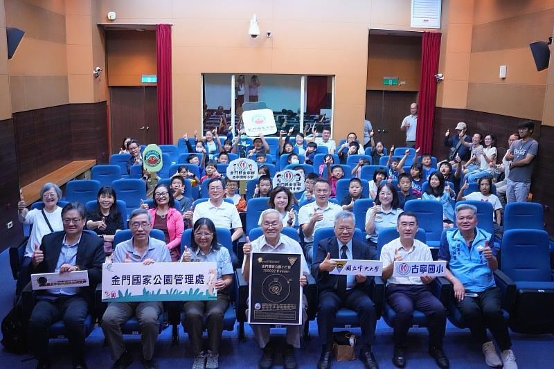 Anggota dari National Central University dan Taman Nasional Kinmen berpose untuk foto grup. (Sumber Foto : Dokumentasi NCU).