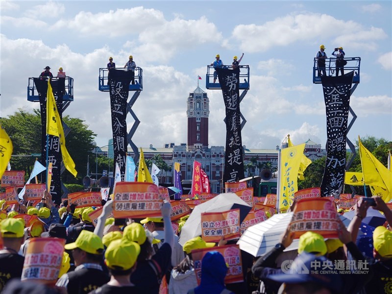 Aksi pekerja di depan Kantor Kepresidenan di Taipei pada Senin. (Sumber Foto : CNA, 19 Oktober 2026)